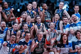 科内利亚诺女排欧冠成功卫冕，朱婷随队收获个人第三座欧冠冠军奖杯图片