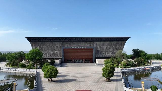 站前广场新盖一座小亭子，秋日出游更丝滑～