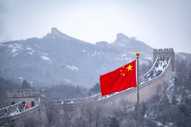 八达岭长城喜提初雪	，银装素裹美成水墨丹青