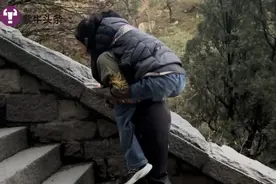 “背着小儿麻痹症男友登泰山”当事人回应质疑：表明了我坚持和他在一起的决心图片