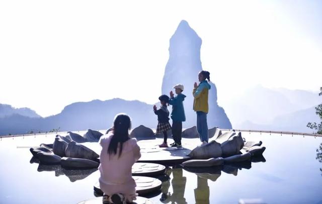 中小学秋假火了亲子游，四川、浙江多景区因游客量饱和限流