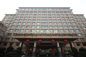 延安饭店破墙共享花园，评论：城市不仅要有高度，更要有温度图片