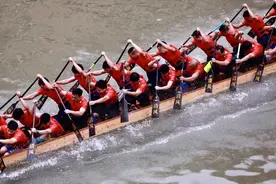 有人爬到天台上看，12支队伍在天河车陂展开激烈角逐图片