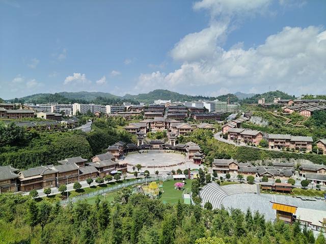 晴隆县阿妹戚托小镇：安置社区蝶变为“美丽风景区”