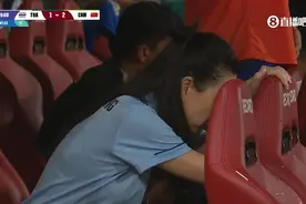 昨天低头不敢看泰国女领队是谁🤔原来是57岁的冻龄女神伍伦盼😍图片