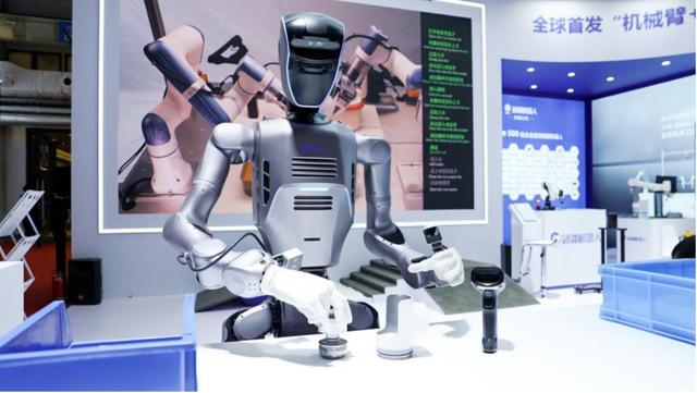 越疆DOBOT AtomⅡ人形机器人亮相，搭载多形态智能平台