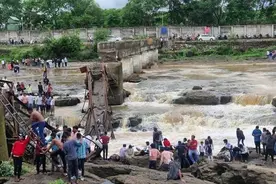 视频丨印度一大桥坍塌 致6人死亡25人失踪图片