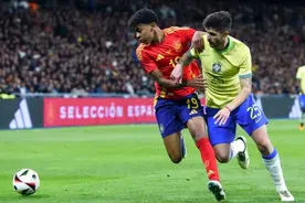 两个小将一台戏！热身赛西班牙队3:3战平巴西队图片