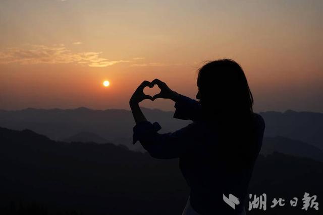 咸丰大团坝云海日出吸引游客拍照打卡