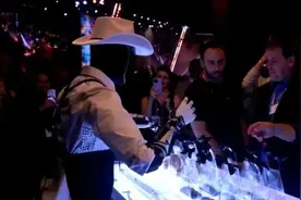 特斯拉人形机器人被曝有人远程操控图片