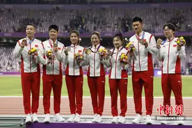 苏炳添、谢震业、切阳什姐等领取递补获得的奥运奖牌图片