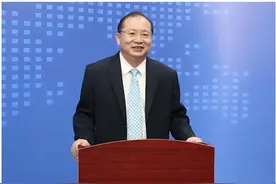 极目政情丨空缺近三年，邮储银行迎来新董事长，母校华中科技大学发文祝贺图片