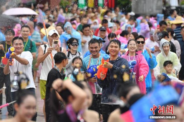 海南保亭：数万民众嬉水狂欢庆“七夕”