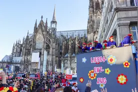 一周看天下 | 科隆狂欢节：“玫瑰星期一”大游行图片