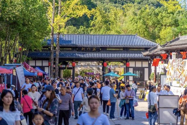 超级黄金周四川文旅到底有多火？“耍不完，根本耍不完” | 封面头条