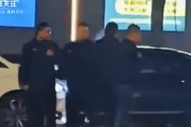 商贩与执法人员起冲突，拧开煤气罐当街怒砸？警方已介入图片