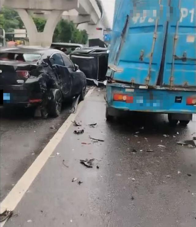 深圳一车辆侧翻致多车受损