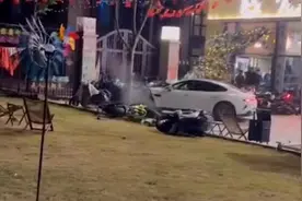 男子开汽车冲撞多辆摩托车，南通警方：其因口角纠纷持刀伤人致1死视频封面