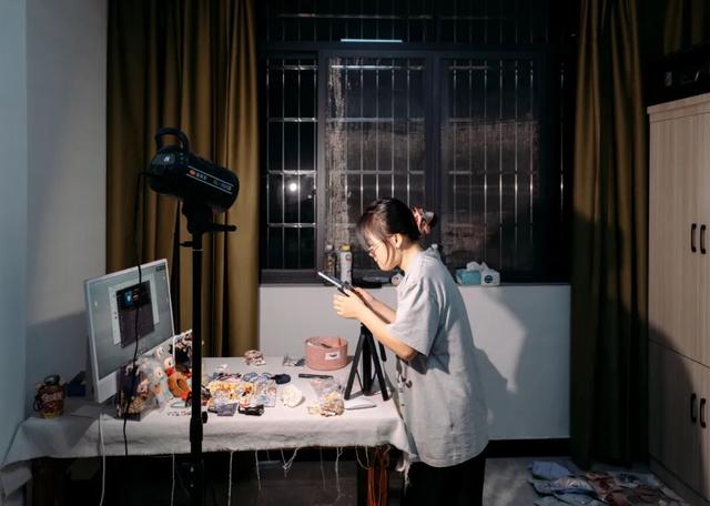 她每天走几万步，在拉布布衣橱里搞钱
