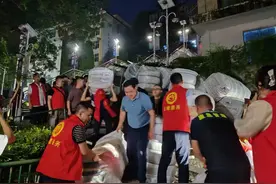 以“迅”防汛，以“红”防洪：洪水压不垮的“文明堤坝”图片