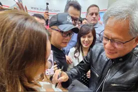 这很难评！黄仁勋在美女胸前衣服上签名 旁人表情亮了图片