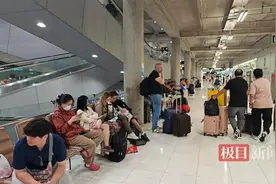 直击曼谷素万那普机场：旅客人流较多，多数航班显示正常图片