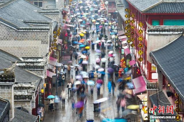 湖北襄阳：雨中古城文旅市场火热