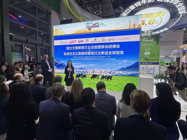 纽仕兰草饲Omega-3高蛋白牛奶白玉兰进博直播间全球首发，他飞过来代言