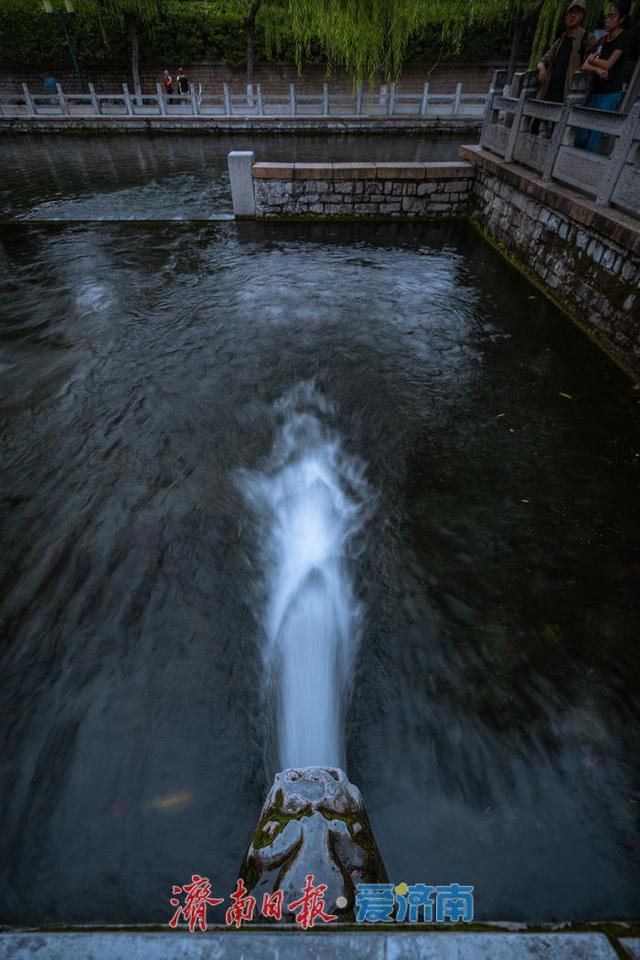 一年四季 泉在济南丨济南黑虎泉水位攀升，夜景迷人引客来
