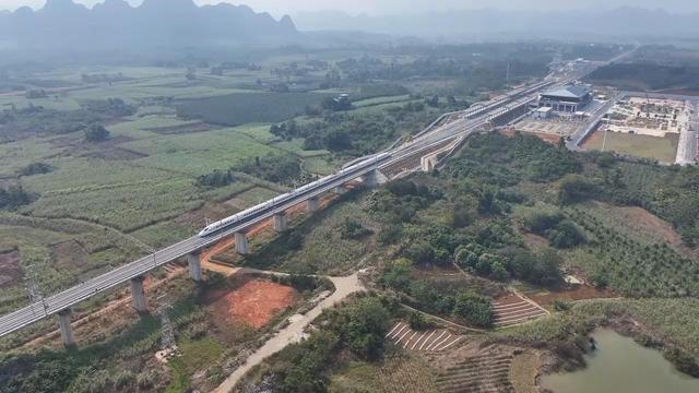 高铁通车，龙州“甩帽”：别了，129年的“有站无车”