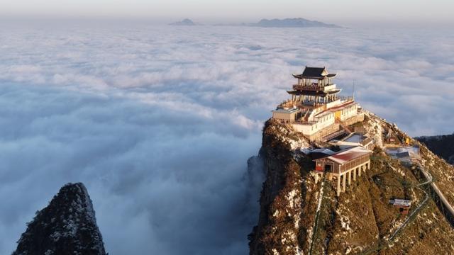 大巴山里惊现“天宫”，云雪映衬好“光景”