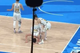 胡金秋趴在地上狂吐！孙铭徽摊手向裁判示意大秋是被肘击了！图片