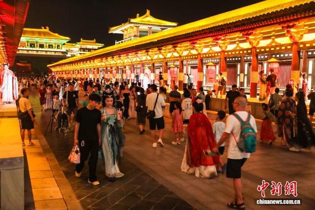 湖北襄阳：游客沉浸式体验“盛唐梦境”