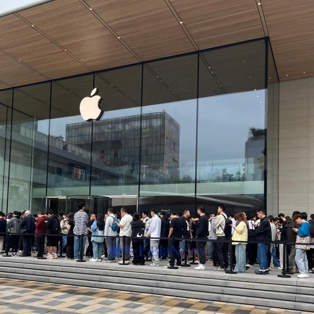 实探iPhone 17系列首发日：三里屯店排长龙