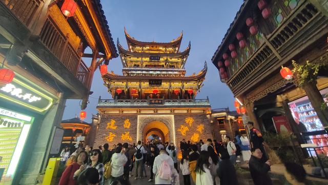 新春佳节与“冬季暖阳”深度融合 “非遗+年味” 点燃凉山“暖经济”