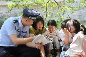 今年30岁，他是8个孩子的“李爸爸”图片