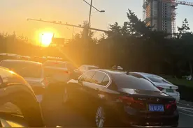 周杰伦演唱会太原站首日，开唱前堵车，有人骑着电动车去场馆图片
