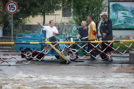 河水暴涨，桥体封闭图片