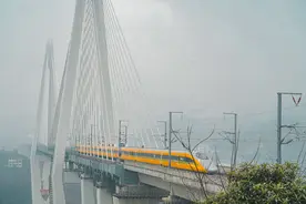 渝厦高铁重庆段首趟动车组上线图片