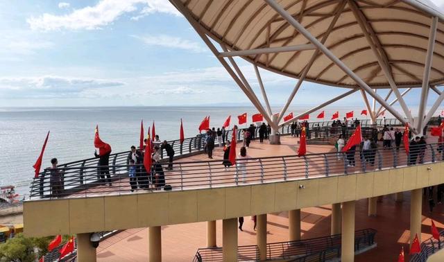 “双节”兴凯湖观景台祝福墙变 “爱国留言板”，游客笔尖传深情
