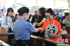 “世运蓉港行”主题列车发车图片