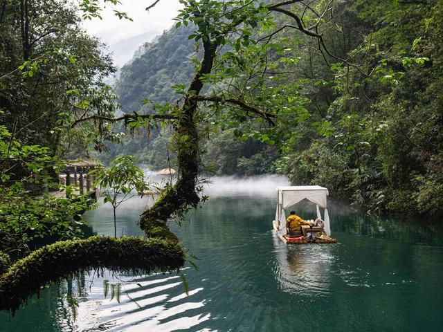 鹤峰：一泓秋水染峡谷