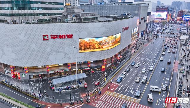 银杏树下开唱、足球场外快闪 桐子坳的秋为何让人们着迷？