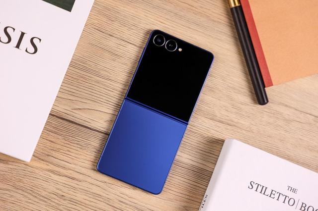 三星Galaxy Z Flip7上手评测：小折叠的新高度，还是熟悉的配方？