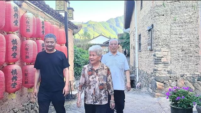 写点生活｜山河映岁月，执手同相伴