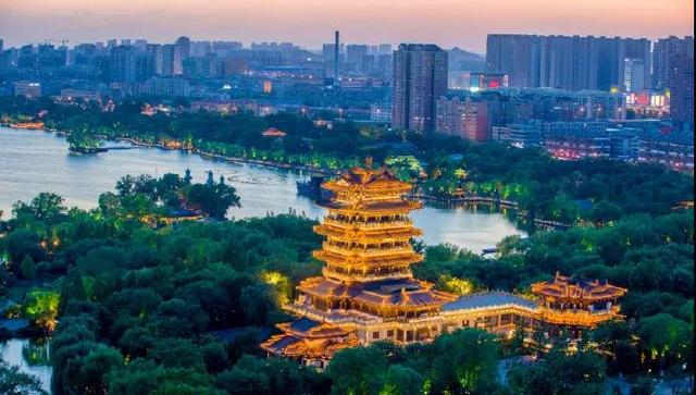 1922年，徐志摩在明湖乘船赏月