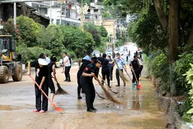 洪水退去，贵州雷山公安奋战清淤一线，助力道路恢复畅通图片