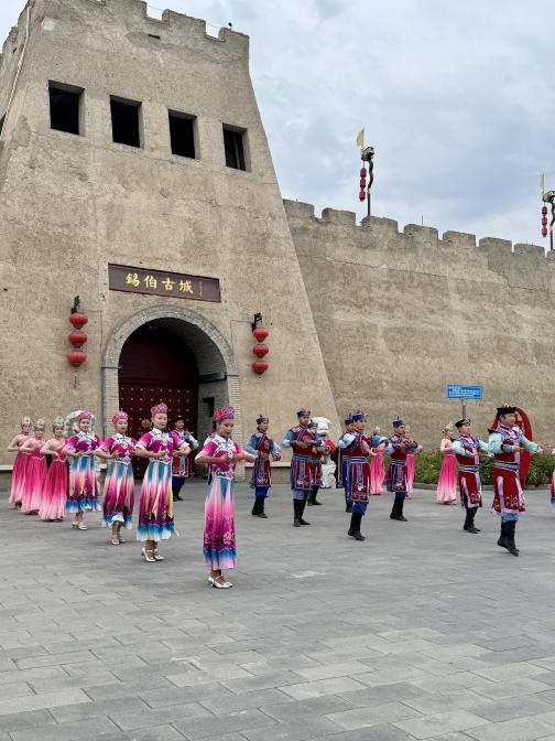 多国博主拉弓“箭”证新疆非遗！锡伯古城开城迎客再现西迁魂