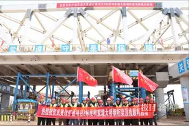 直击武黄高速改扩建一线，柯家墩大桥演绎“空中芭蕾”图片