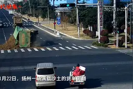 大货车路口侧翻，一车沙土埋掉等红灯的轿车图片